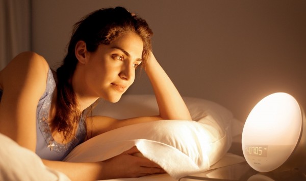 Девушка с будильником Philips Wake-up Light