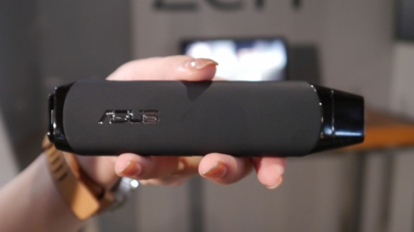 VivoStick в руке выглядит, как большая флешка