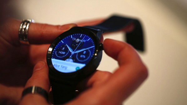 Часы Huawei Watch смотрятся довольно стильно