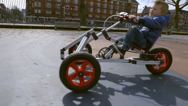 Маленький ребенок уже катается на Infento