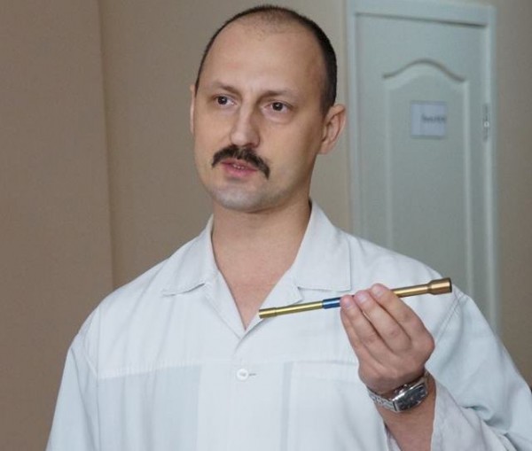 Врач показывает, как выглядит магнит для извлечения осколков